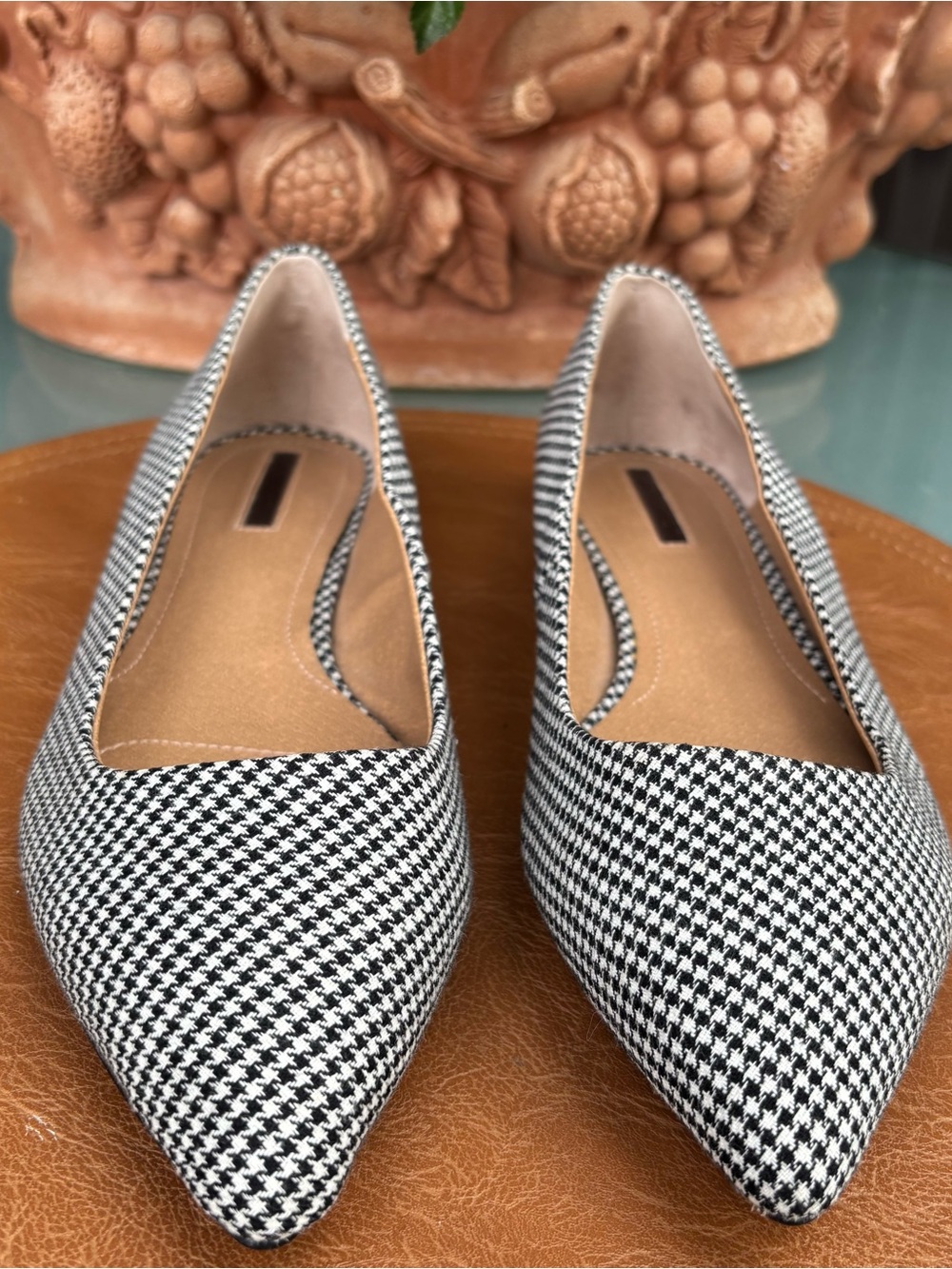 Tahari Elvie Pointed Toe B&W Flat NEW - Picture 5 of 6